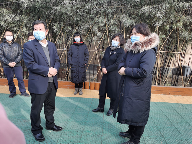 华球体育（中国）科技公司集团副总经理王臣慰问华球体育（中国）科技公司幼儿园、华球体育（中国）科技公司卫生站工作人员