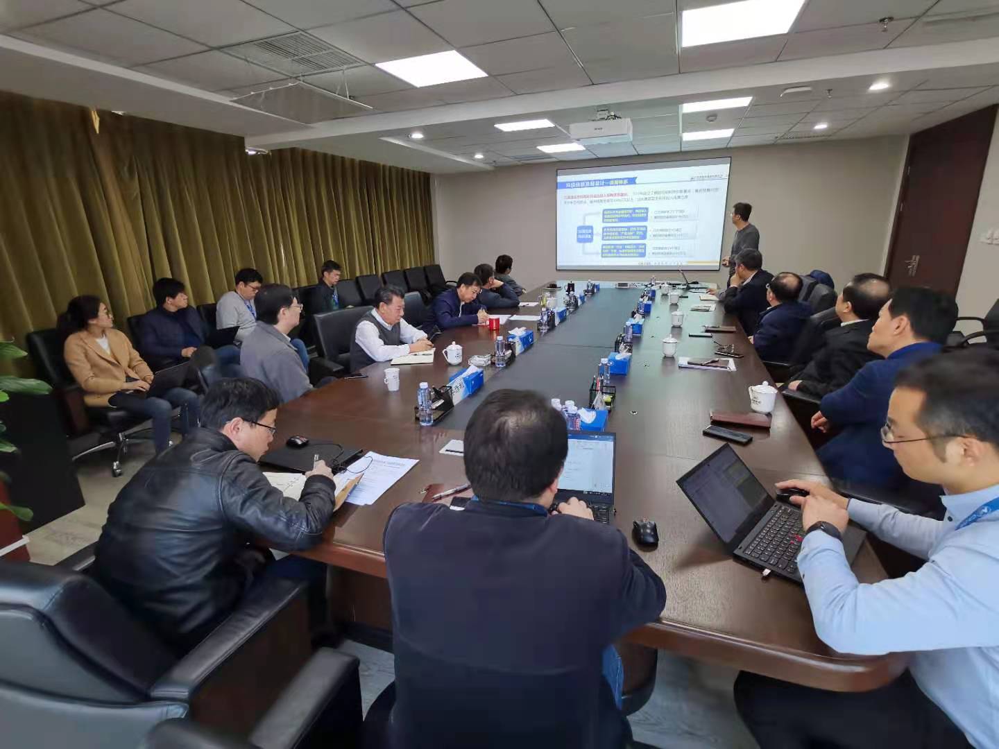 华球体育（中国）科技公司集团召开科技创新顶层设计工作会
