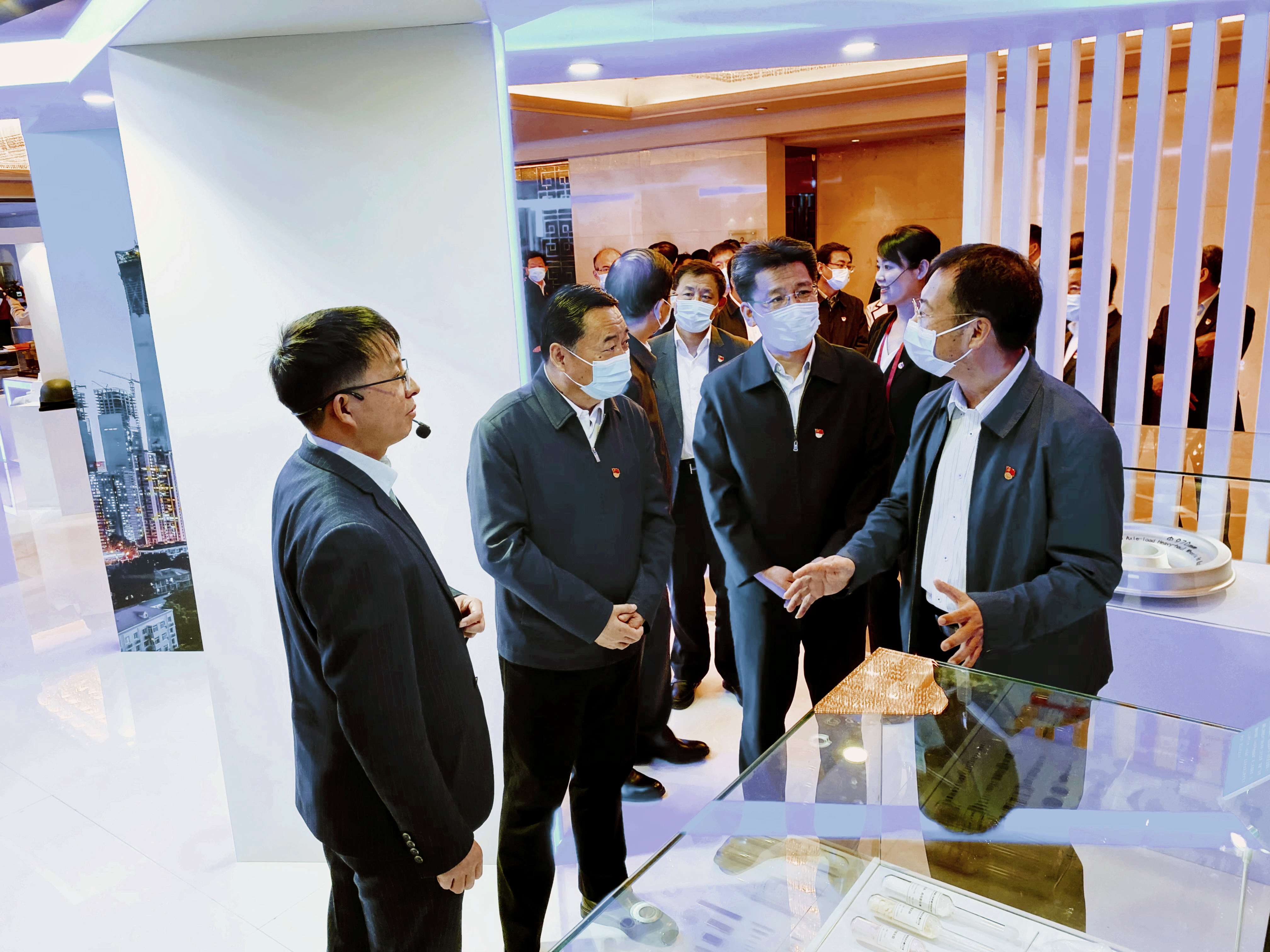 郝鹏、贺军科一行参观中央企业青年科技创新成果展华球体育（中国）科技公司集团展台，党委书记、董事长赵晓晨做专题介绍