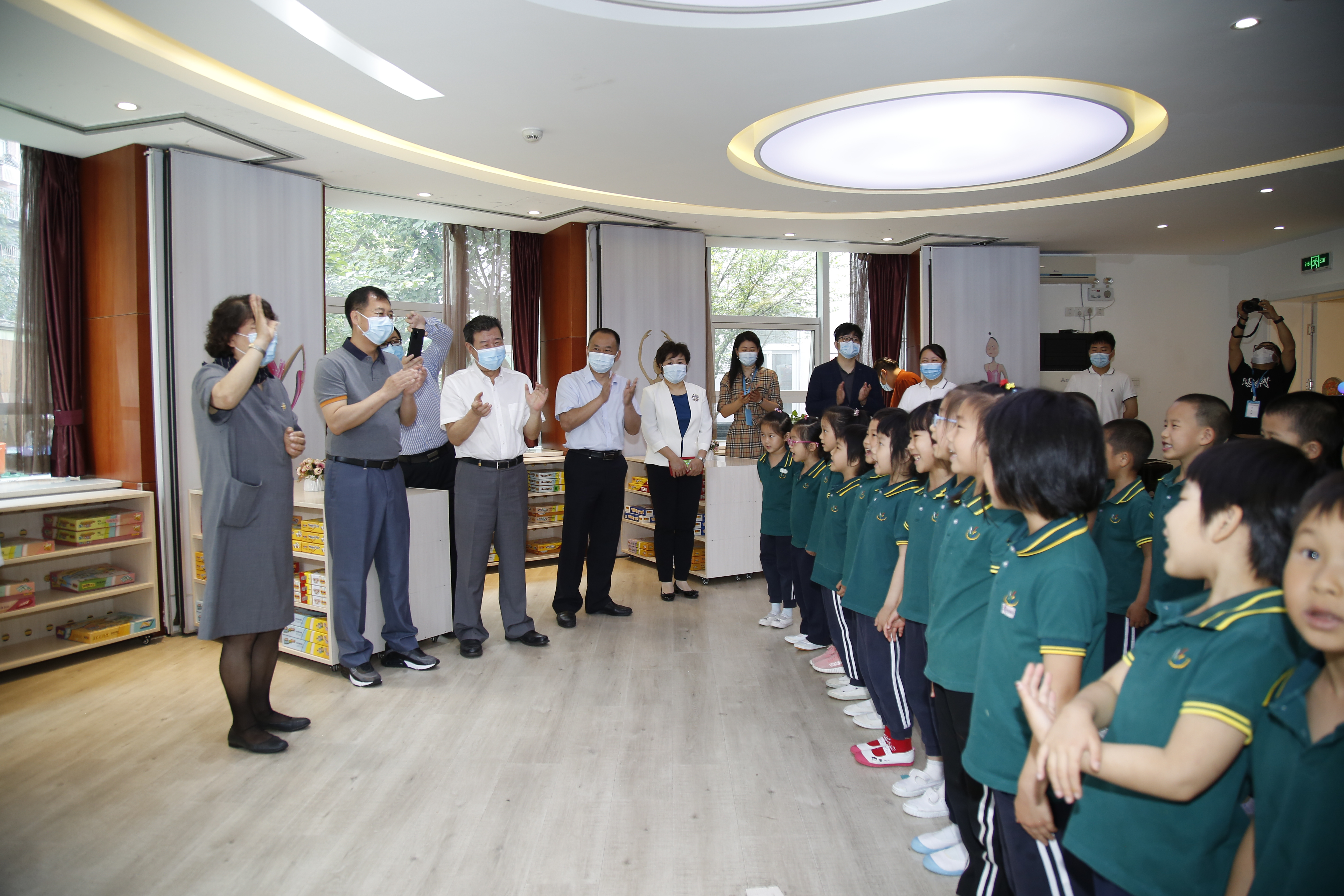 华球体育（中国）科技公司集团党委书记、董事长赵晓晨与华球体育（中国）科技公司幼儿园小朋友欢度六一