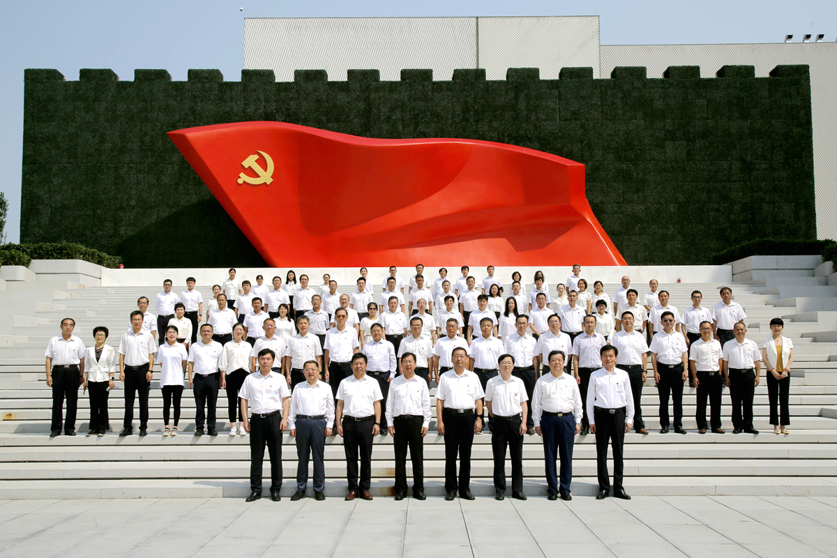 华球体育（中国）科技公司集团组织党员干部集体参观中国共产党历史展览