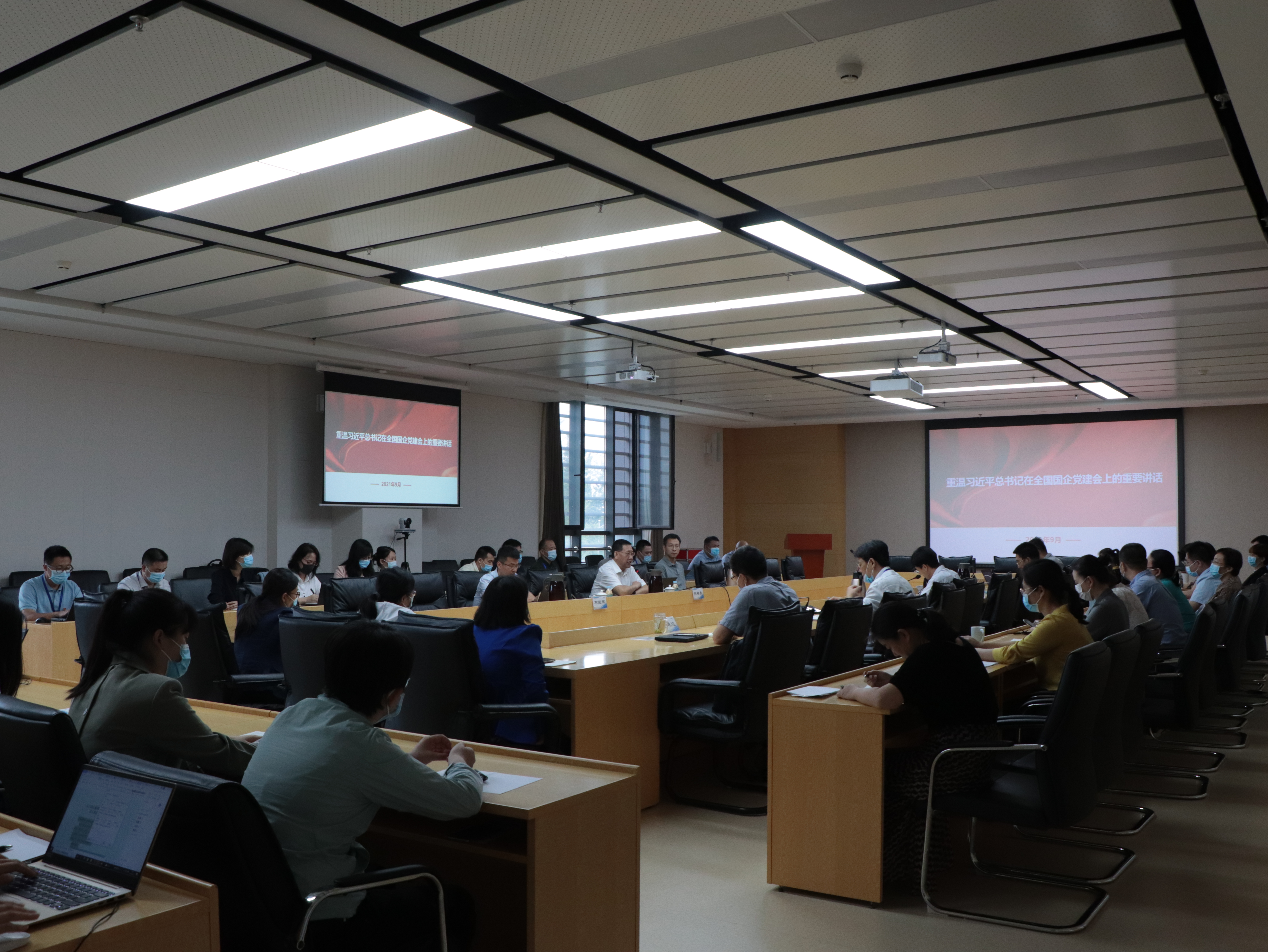 华球体育（中国）科技公司集团党委副书记、总经理熊柏青为国合通测全体党员干部讲专题党课