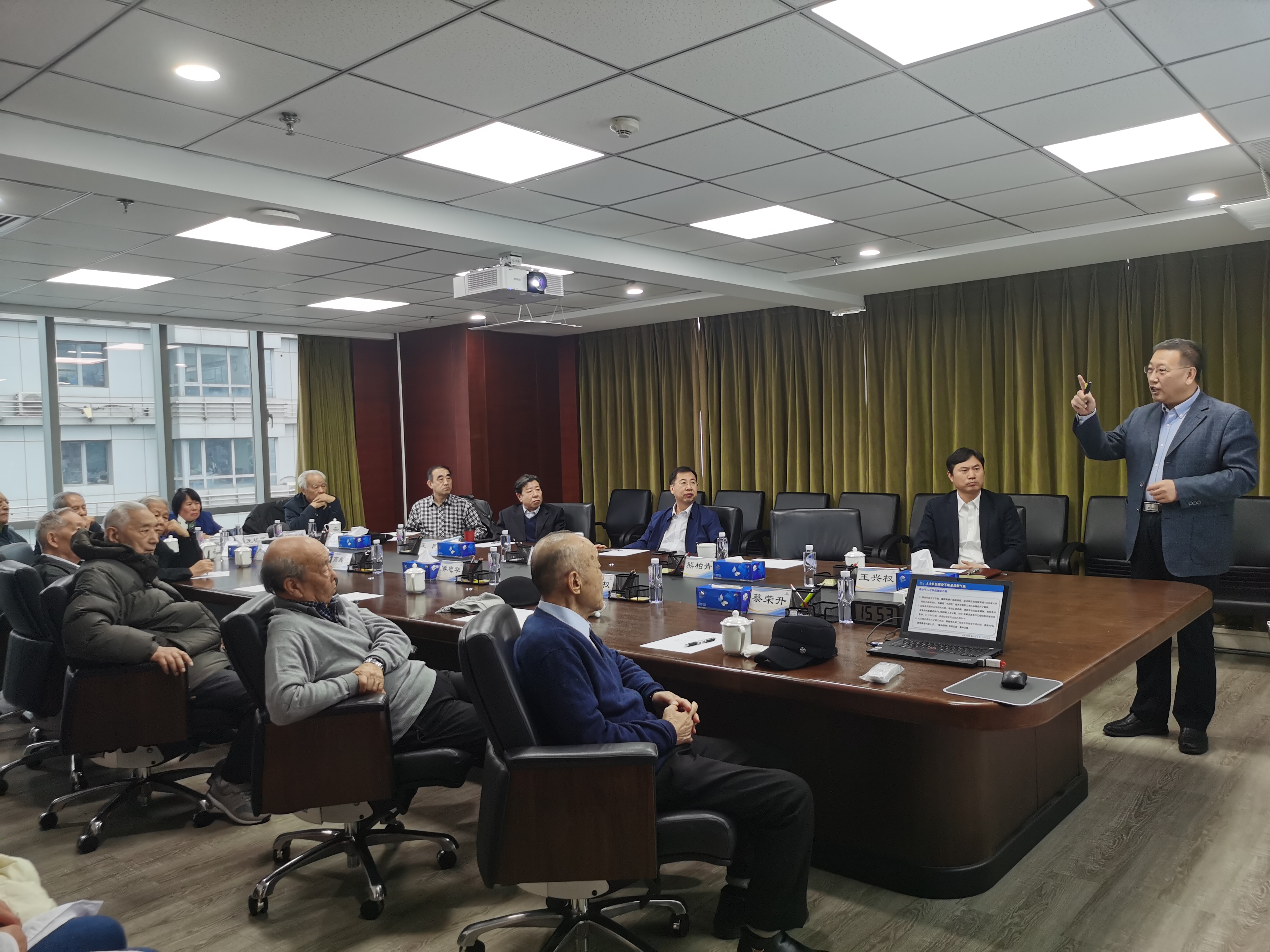 华球体育（中国）科技公司集团党委召开离退休老同志座谈会