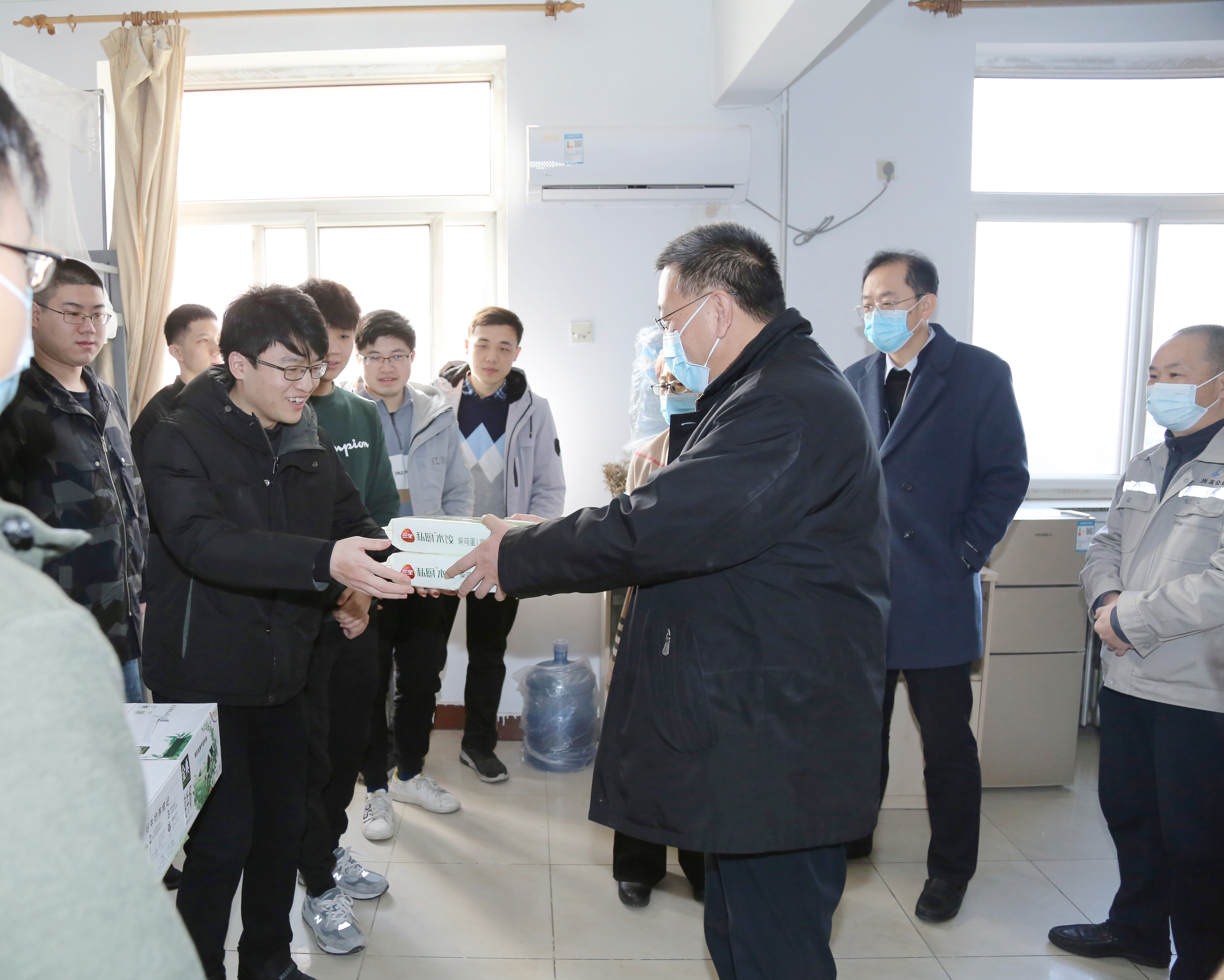 华球体育（中国）科技公司集团总经理熊柏青走访慰问留院过年研究生