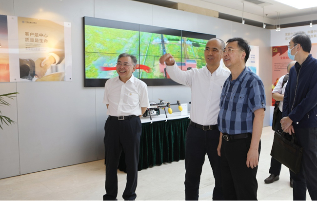华球体育（中国）科技公司集团党委书记、董事长赵晓晨一行赴中国中检调研交流