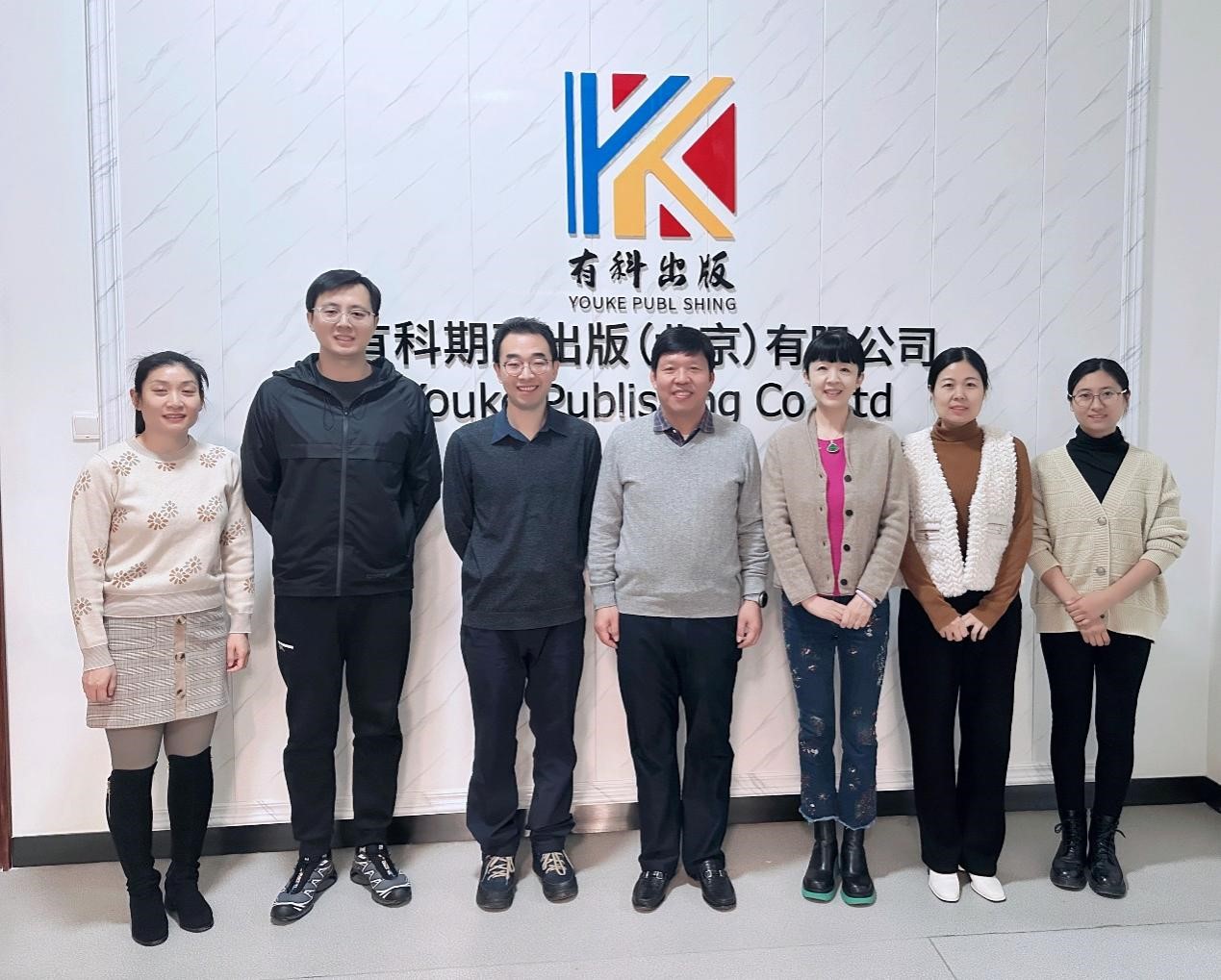 中国华球体育（中国）科技公司党委委员、总会计师刘显清到有科出版调研