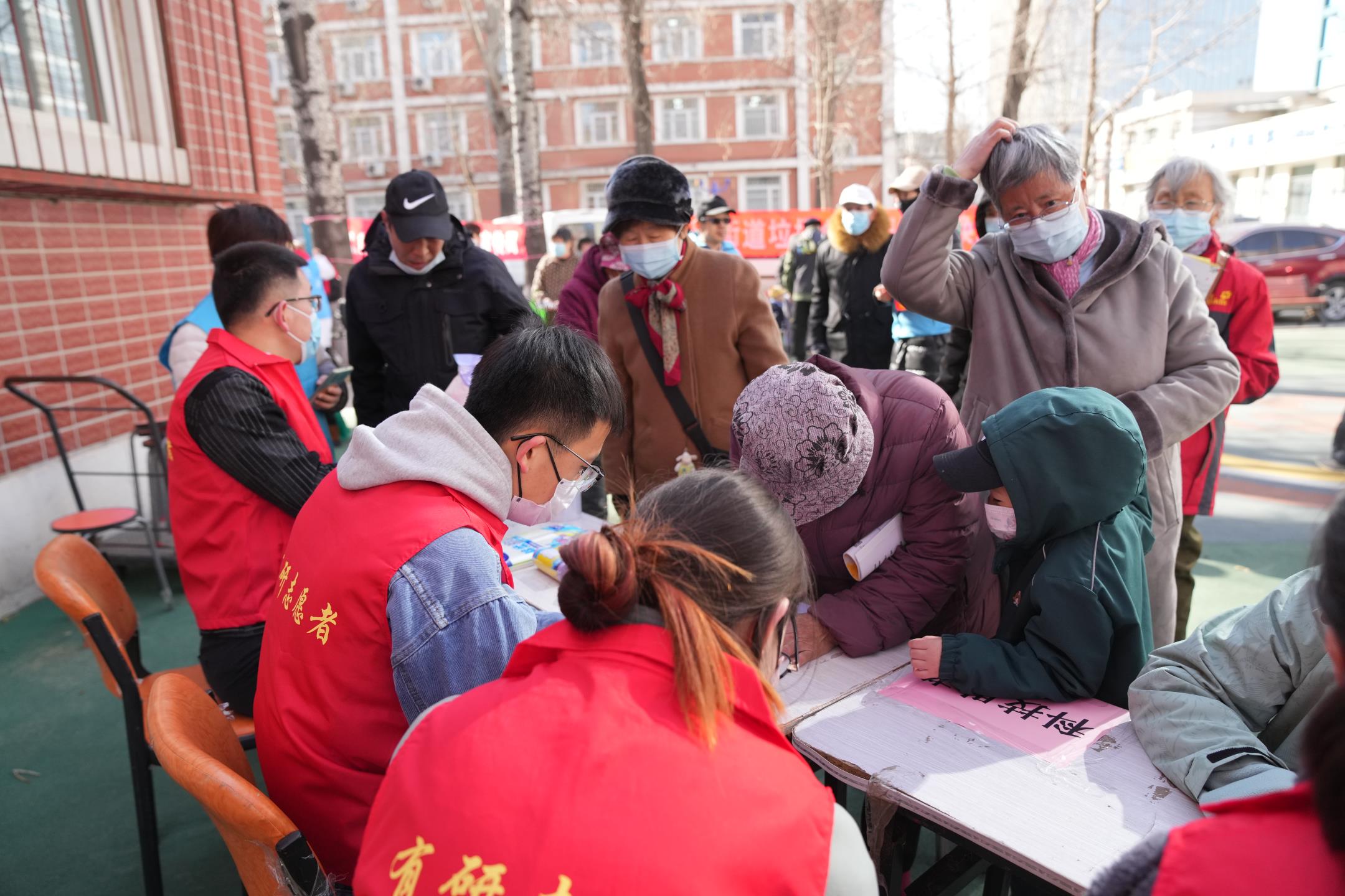 学习雷锋精神，华球体育（中国）科技公司志愿者进社区