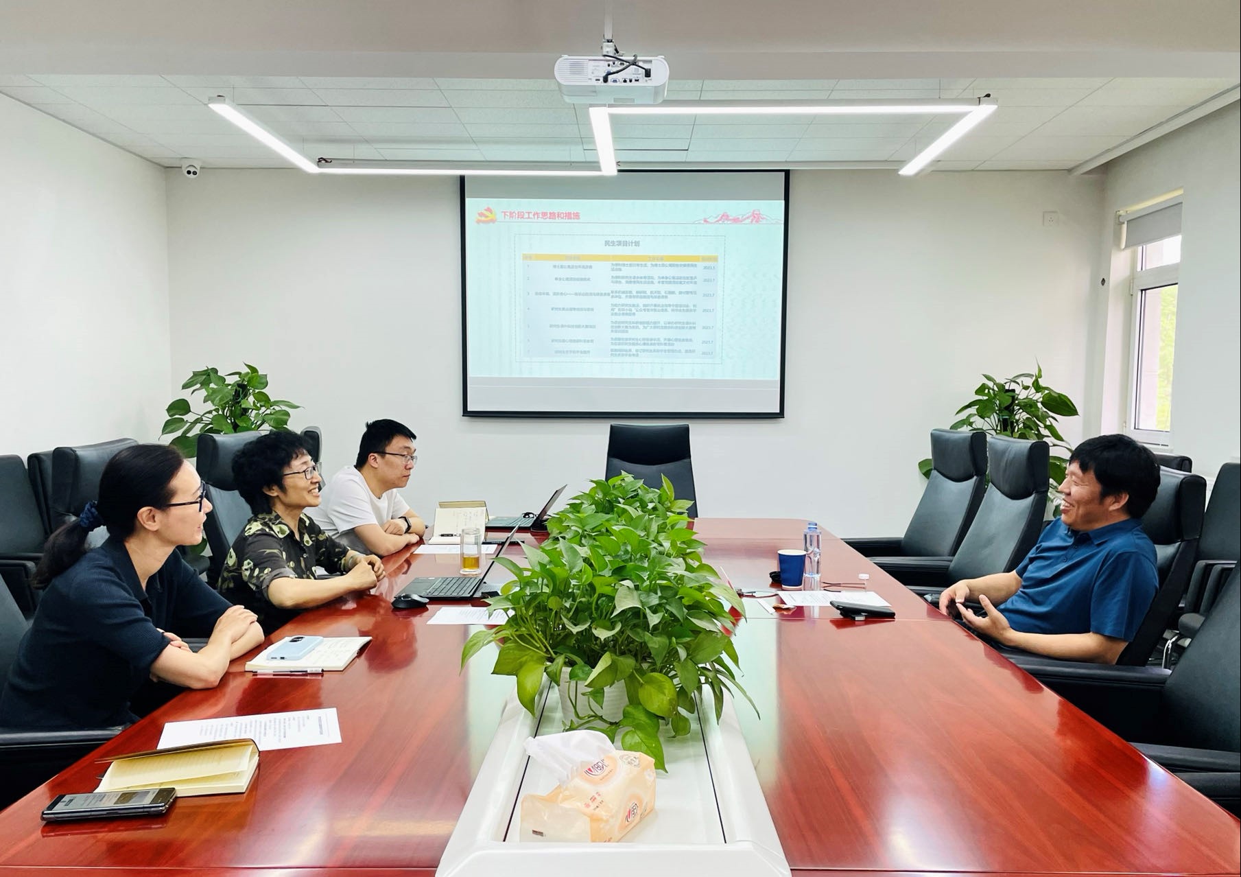 中国华球体育（中国）科技公司党委委员、总会计师刘显清赴研究生院党总支督导主题教育工作