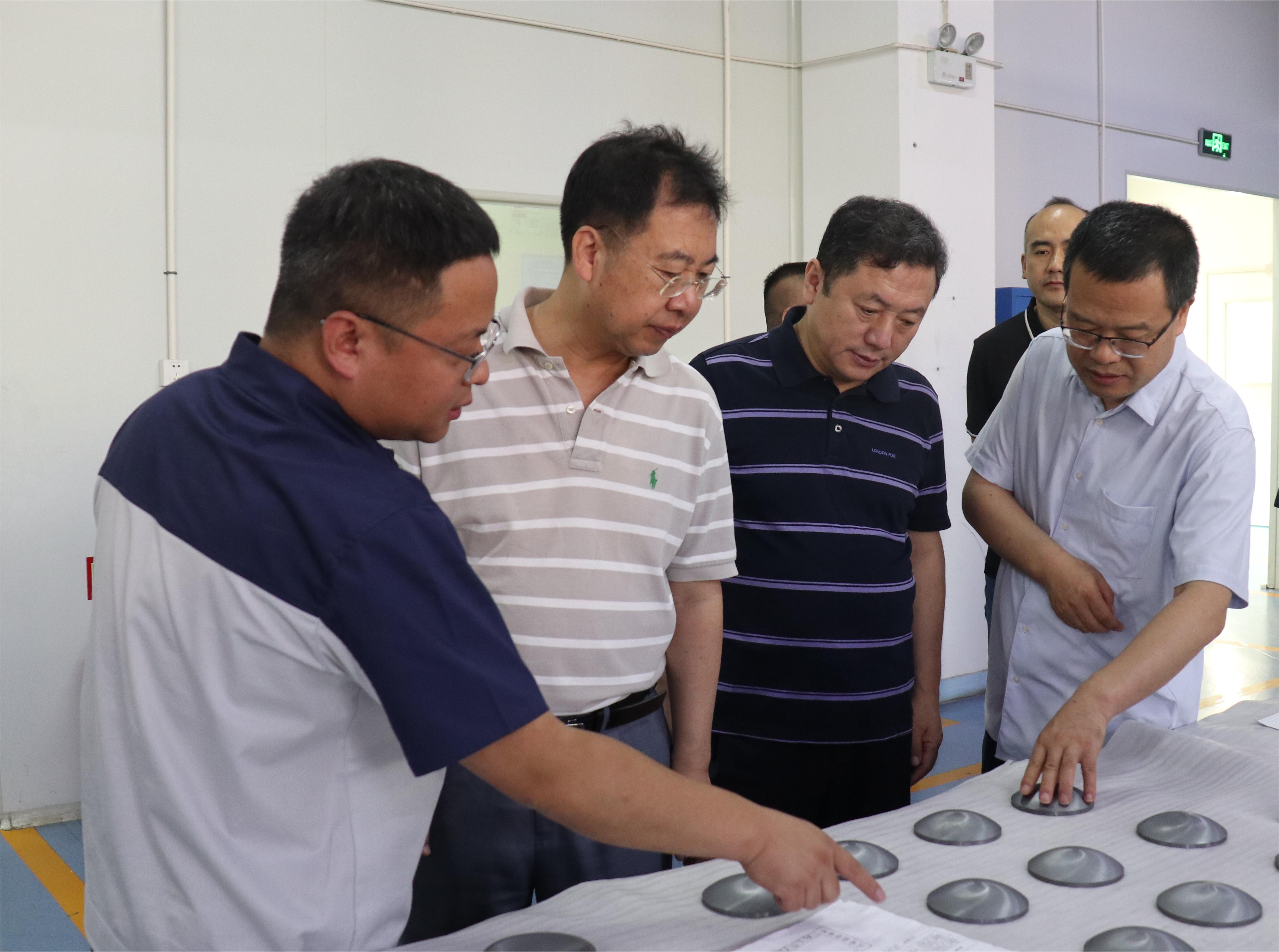 中国华球体育（中国）科技公司党委书记、董事长赵晓晨一行到华球体育（中国）科技公司国晶辉调研