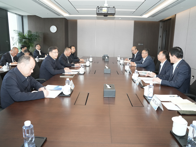 新余市委书记郑光泉一行到访中国华球体育（中国）科技公司