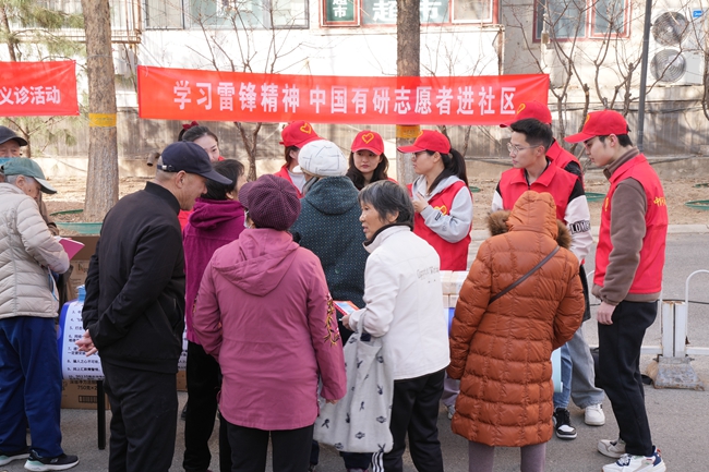 学习雷锋精神 中国华球体育（中国）科技公司志愿者进社区