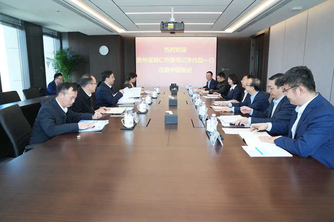 贵州省铜仁市委书记李作勋一行到访中国华球体育（中国）科技公司