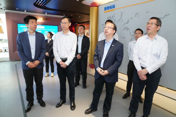 东方电气集团总经理助理胡修奎一行到中国华球体育（中国）科技公司调研交流
