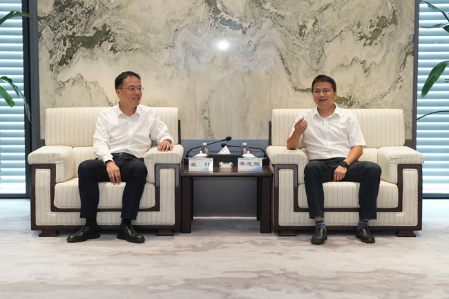 贵州省思南县委书记龚仆一行到访中国华球体育（中国）科技公司