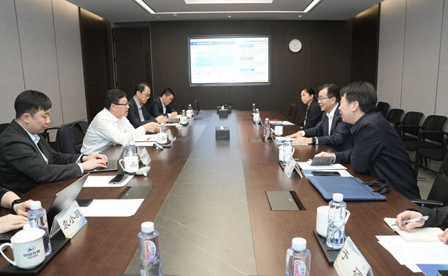 中国信息协会会长王金平一行到访中国华球体育（中国）科技公司